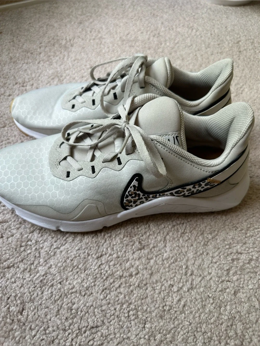 Nike Women's Legend Essential 2 Premium Training Sneakers size 10